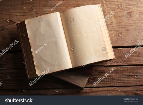 PowerPoint Template: old books on wooden background (mnlhnjujn)