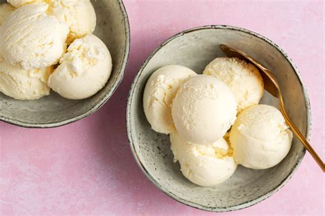 Easy Vanilla Ice Cream Recipe (No Cooking Required!)