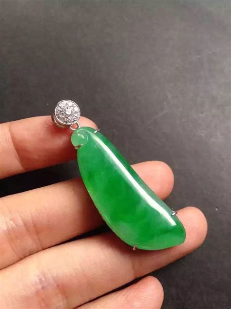 Simple translucent apple green cloudy glass jade pendant ~ 10K | Fine jewelry designers ...