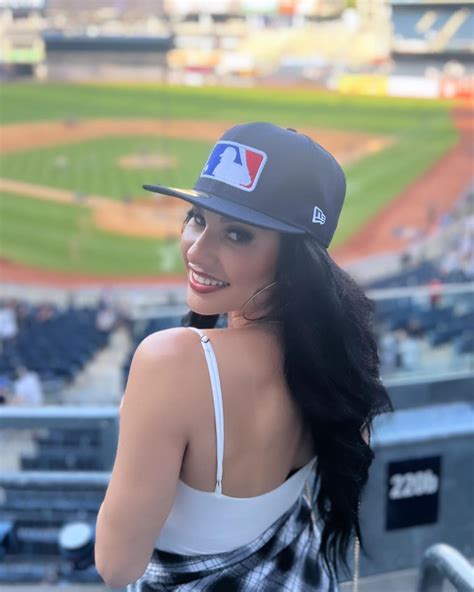 Meet Siera Santos, the 'baddie' MLB network host labeled 'so dang ...