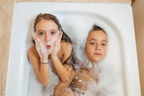 Girl And Boy Taking A Bath. porDejan Ristovski