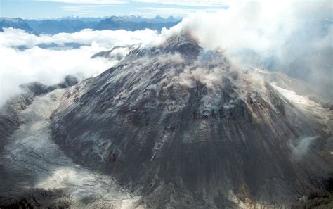 The rhyolitic lava dome of Chaitén Volcano during its 2008-2010 ...