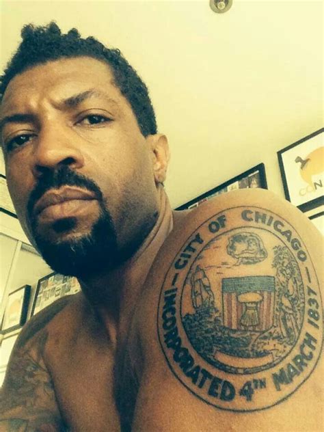 Chicago comedian, Deon Cole, showing off his tattoo. | Männer