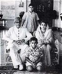 Liaquat Ali with his family. | Liaquat ali khan, National heroes, Pictures