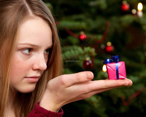 Girl With A Small Christmas Present Picture And HD Photos | Free Download On Lovepik