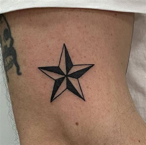 Tatuaje de estrella náutica.