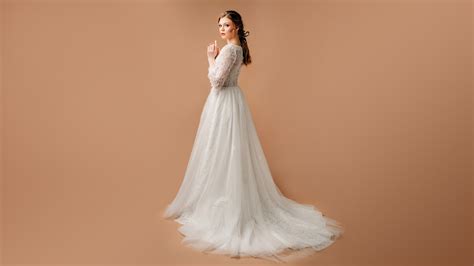 Which A Line Lace Wedding Dress with Sleeves Should You Buy?