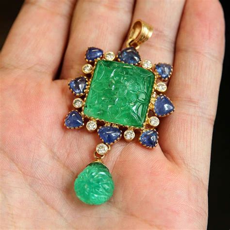 Carved emerald, sapphire and diamond pendant at Dupuis. #dupuis #jewels | Indian jewellery ...