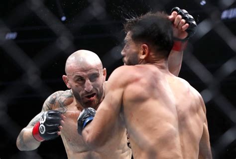 Alexander Volkanovski reclaims featherweight title at UFC 290