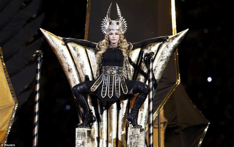 Madonna Super Bowl halftime show 2012: Singer suffers only a small slip ...