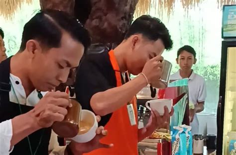 Barista Lihai Membuat Kopi. UHA Gelar Ubud Latte Art Competition