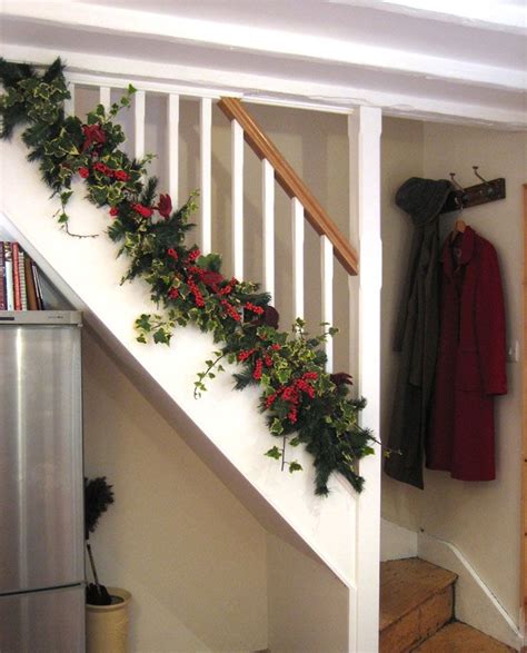 Decorare le scale per Natale! 20 idee a cui ispirarsi...
