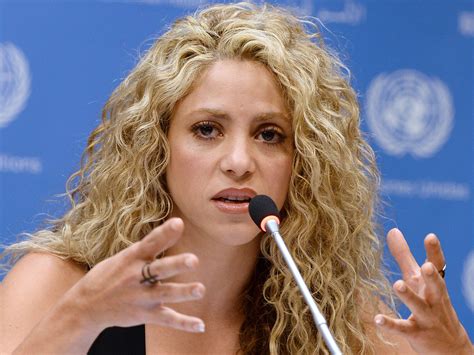 Shakira urges nations to deal with refugee crisis and forget 'flags ...