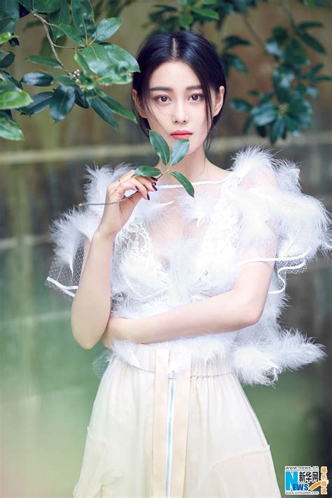 Zhang Xinyu poses for photo shoot | China Entertainment News