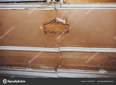 Cracks Wall Old Vintage Wall Cracks Plaster Holes Control Beacons — Stock Photo © ALesik #234300226