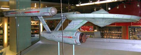 star trek - What is the actual color of the TOS Enterprise's engine ...