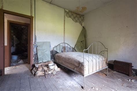 15 Photos Of Abandoned Bedrooms Show Their Dusty Remains - Urban Photography by Roman Robroek