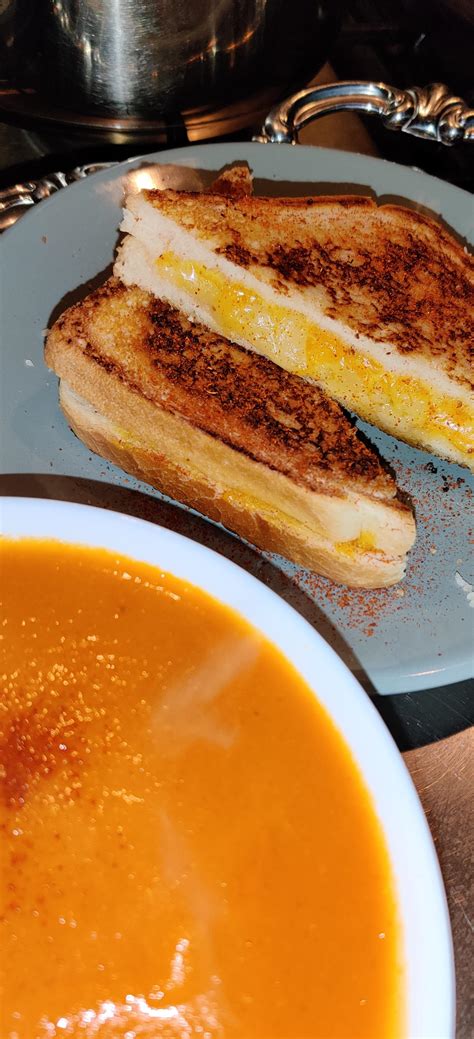 Grilled cheese and tomato soup – Grilled Cheese Chirps