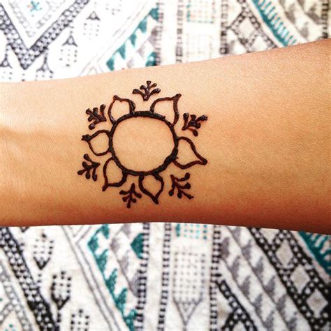 Sun Henna Tattoo / Sublime sun henna tattoo on the back | Sun henna ...