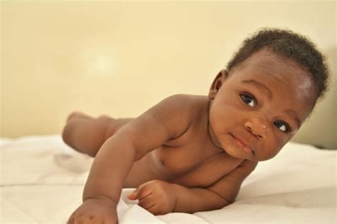 When do babies crawl, and how does it develop? (illustrated)