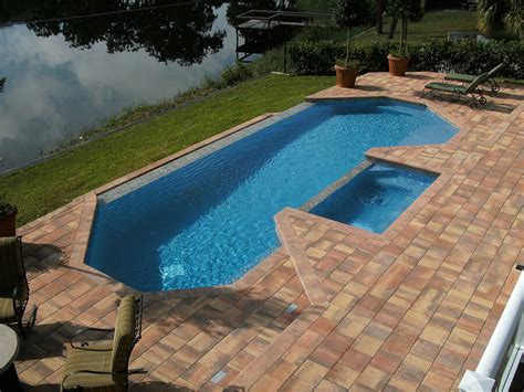 Swimming Pool Design Features | Infinity Edge Photos