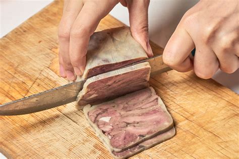 Slicing smoked meat product on cutting board - Creative Commons Bilder