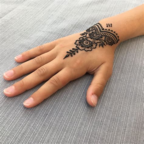 Easy Henna Tattoo Designs For Hands ~ Simple Henna Hand And Wrist Design | Bodewasude