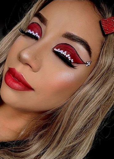 20+ Christmas & Holidays Makeup Ideas : Santa Hat-Inspired Eye Makeup Look