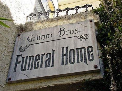 22 Morbidly Funny Funeral Home Signs - 🍀ViraLuck | Halloween coffin ...