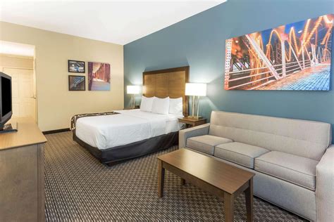 La Quinta Inn & Suites by Wyndham Chicago Downtown $133 ($̶3̶7̶2̶). Chicago Hotel Deals ...