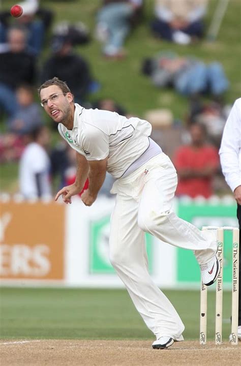 Daniel Vettori bowls | ESPNcricinfo.com