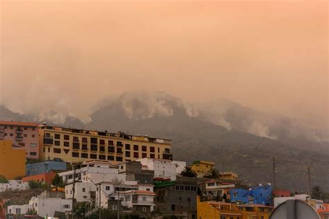 more than 26,000 evacuations in Tenerife, the fire still ongoing - TIme ...