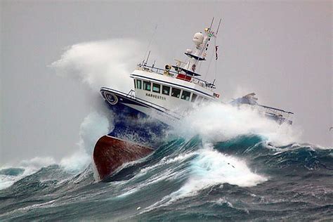 Fishing vessel "Harvester" battles against waves - Mirror Online