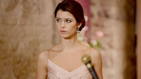 Başrolünde Beren Saat olan yerli Netflix dizisi geliyor!