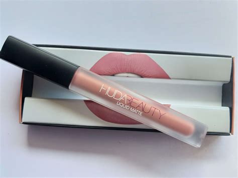 Huda Beauty Liquid Matte Lipstick Bombshell | Review