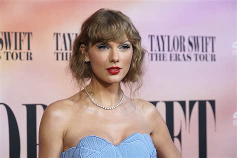 Taylor Swift's Onstage Cough Sparks Concern Among Fans in Singapore | SplashNews