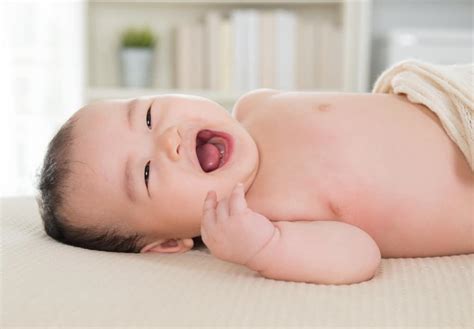 7 Cara Membuat Bayi Tertawa untuk Mendukung Perkembangannya