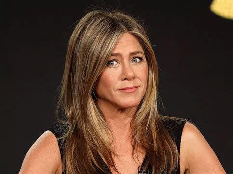 Jennifer Aniston reveals that she used to sleepwalk and accidentally set off her alarm system ...