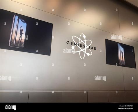 The Genius Bar at an Apple Store Stock Photo - Alamy