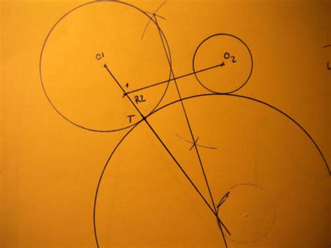 Curso gratis de Dibujo Técnico - Circunferencia tangente a dos circunferencias dado el punto de ...
