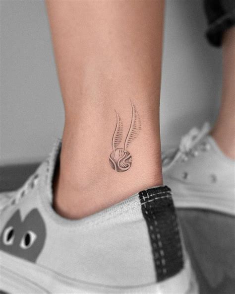 Chasing Fantasy: Golden Snitch Tattoo Above the Ankle em 2024 ...