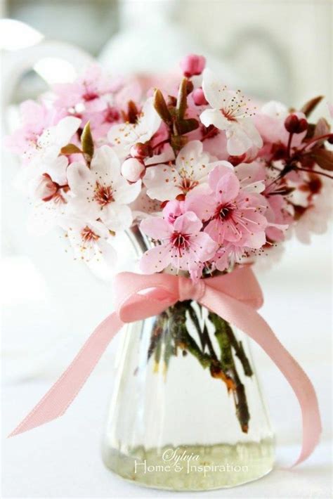 Un petit bouquet de fleurs de cerisier très aromatique et...joli ! | Flower arrangements, Cherry ...