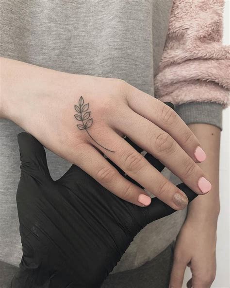 Small leaves tattoo on the right hand.