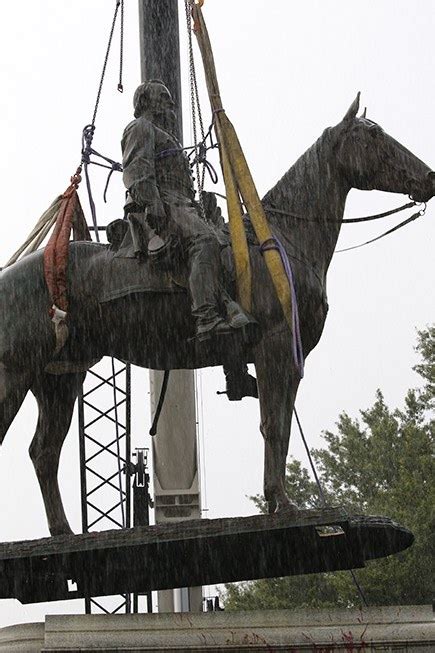 Stonewall Jackson statue removed from Richmond's Monument Avenue ...