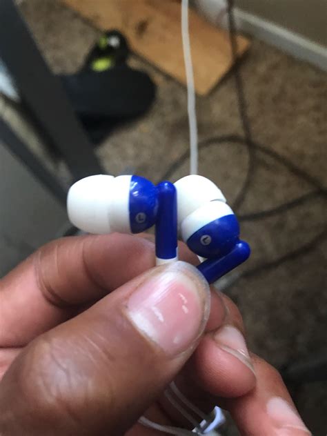 My friend got earbuds from the dollar tree... : r/mildlyinfuriating