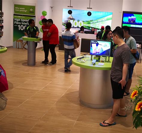 Maxis Launches New Maxis Centre In AEON Mall, Kuching Central