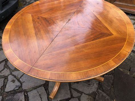Round Design Italian Table in Walnut of the Twentieth Century in Natural Color For Sale at 1stDibs