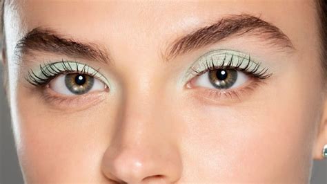 Trendy Green Eyeshadow for a Celeb-Loved Look