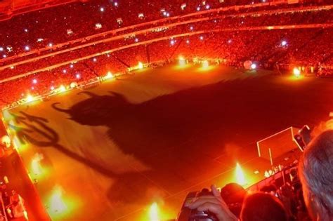 Galatasaray fans provide devilish welcome for Manchester United ...