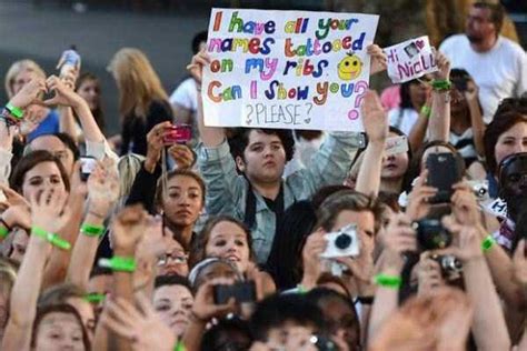 25 Funny and Creative Concert Signs | KLYKER.COM